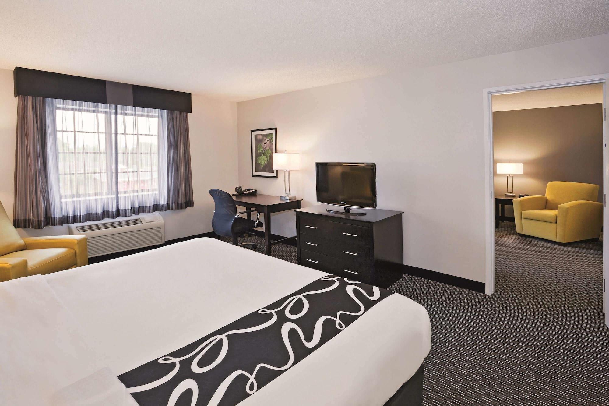 La Quinta By Wyndham Cleveland Macedonia Hotel Exterior photo