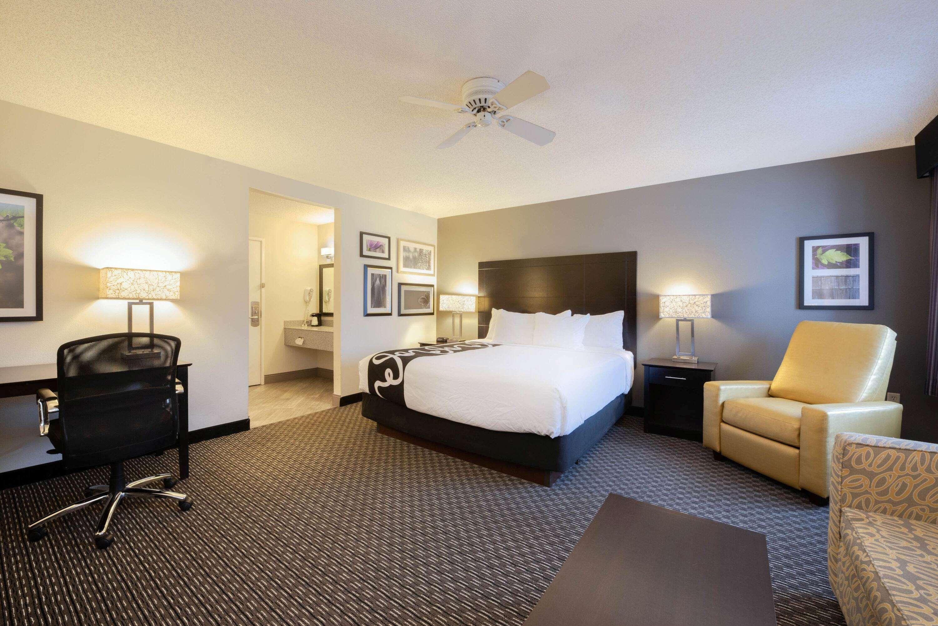 La Quinta By Wyndham Cleveland Macedonia Hotel Exterior photo